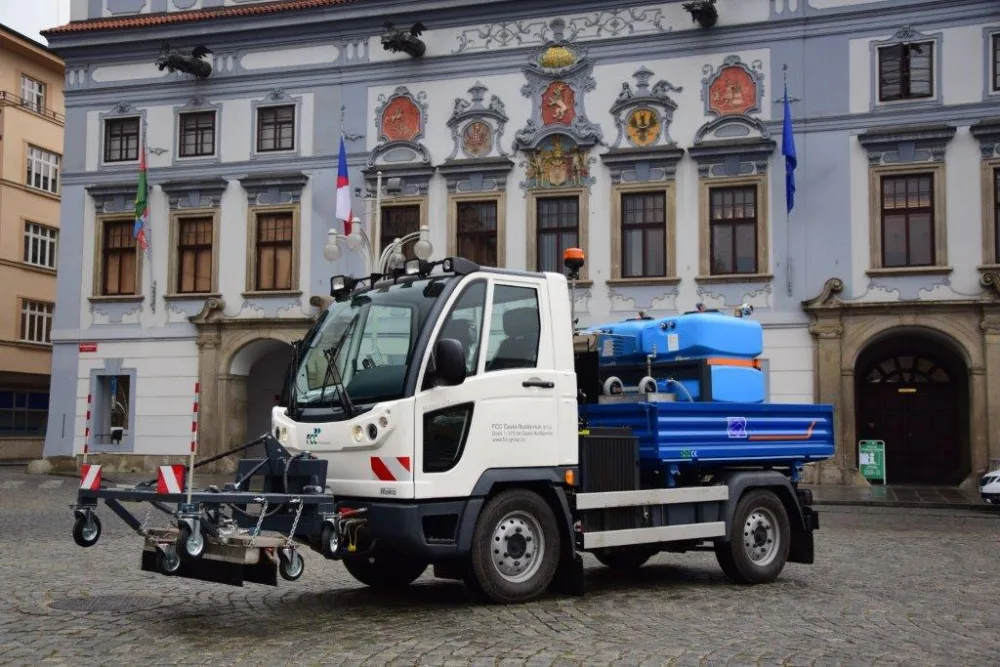 Od pondělí 16. dubna začne v rámci letní údržby komunikací na chodnících v Českých Budějovicích fungovat naprostá novinka, a to parní čistič.