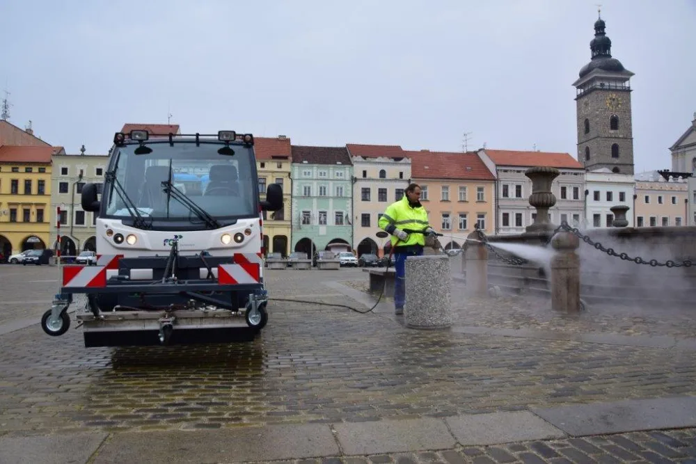 Od pondělí 16. dubna začne v rámci letní údržby komunikací na chodnících v Českých Budějovicích fungovat naprostá novinka, a to parní čistič.