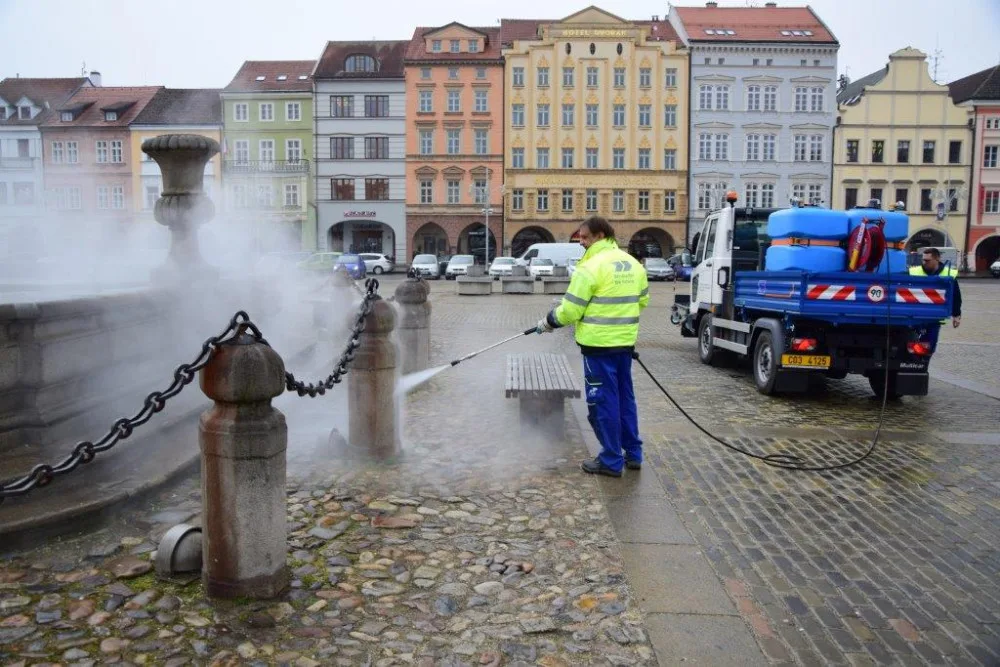Od pondělí 16. dubna začne v rámci letní údržby komunikací na chodnících v Českých Budějovicích fungovat naprostá novinka, a to parní čistič.