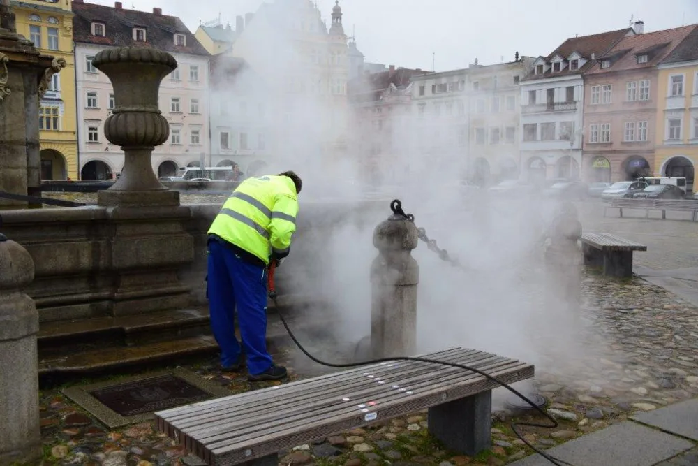 Od pondělí 16. dubna začne v rámci letní údržby komunikací na chodnících v Českých Budějovicích fungovat naprostá novinka, a to parní čistič.