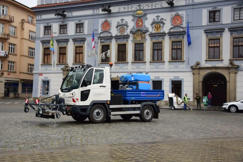 Od pondělí 16. dubna začne v rámci letní údržby komunikací na chodnících v Českých Budějovicích fungovat naprostá novinka, a to parní čistič.