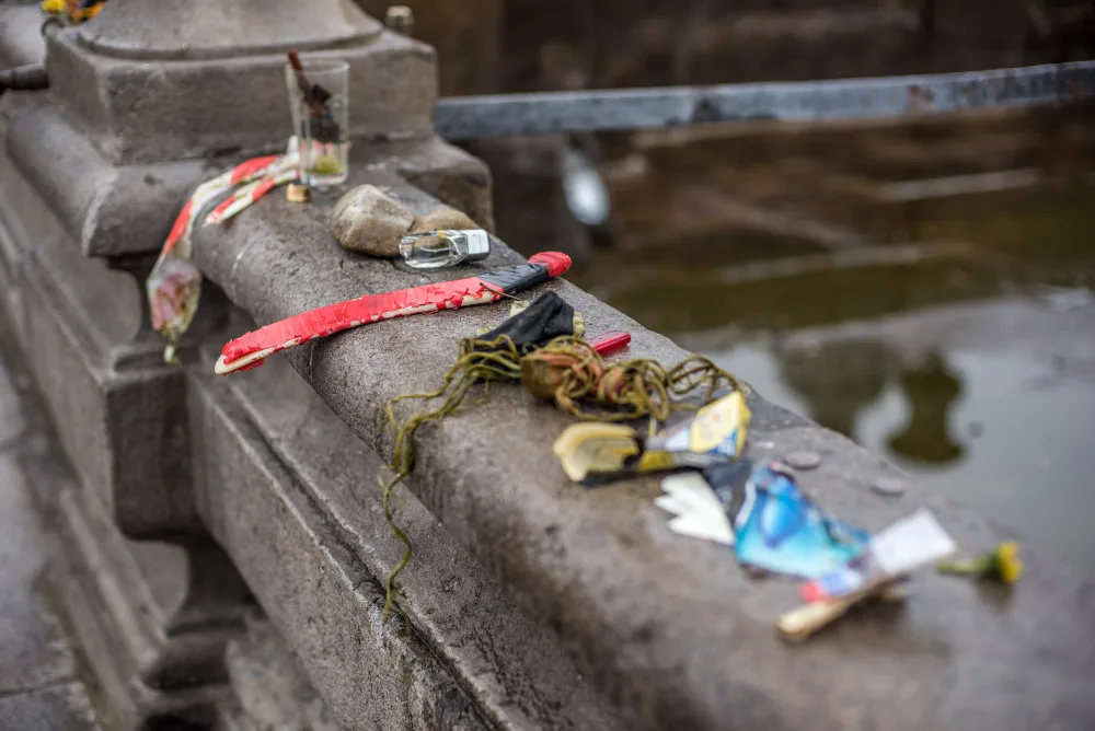 Čištění budějcké Samsonovy kašny a její příprava na léto.