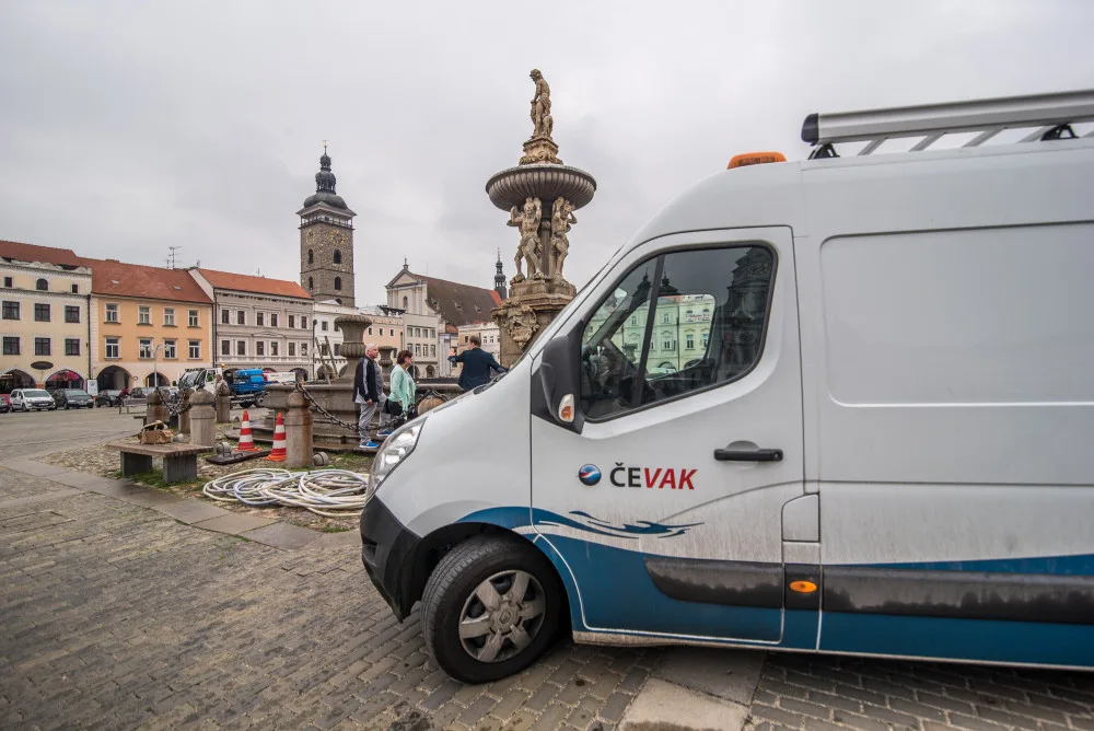 Čištění budějcké Samsonovy kašny a její příprava na léto.