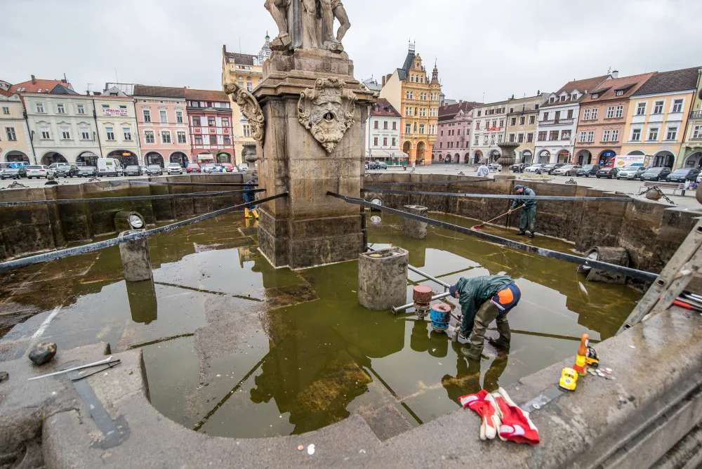 Čištění budějcké Samsonovy kašny a její příprava na léto.