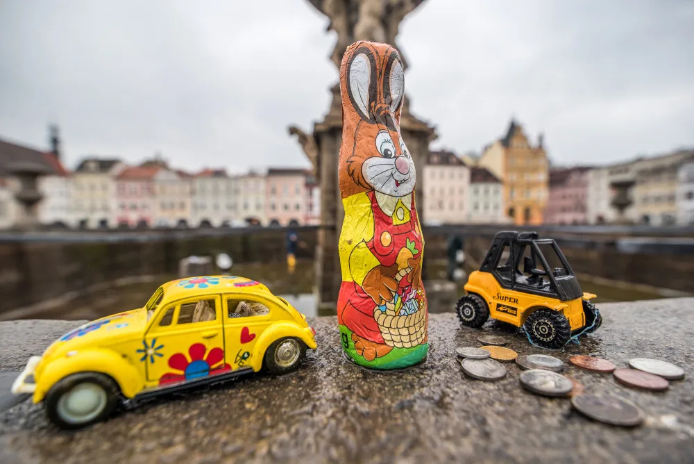 Čištění budějcké Samsonovy kašny a její příprava na léto.