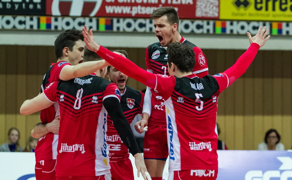 Smečař budějckého Jihostroje Petr Michálek (s číslem 7) převzal první bitvě série o extraligový bronz cenu pro nejužitečnějšího hráče.