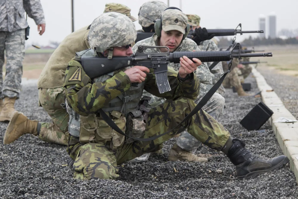 Soutěžilo se také ve střelbě z útočné pušky M16.