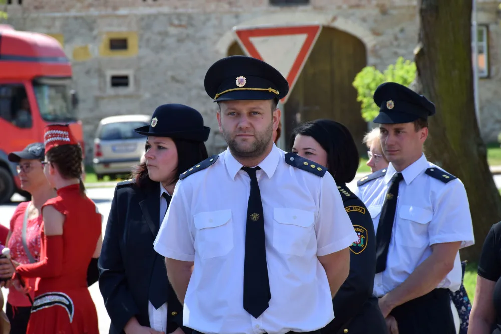 Hasiči z Mydlovar na Českobudějovicku uvedli v sobotu 21. dubna slavnostně do „služby“ své nové vozidlo pro přepravu osob.