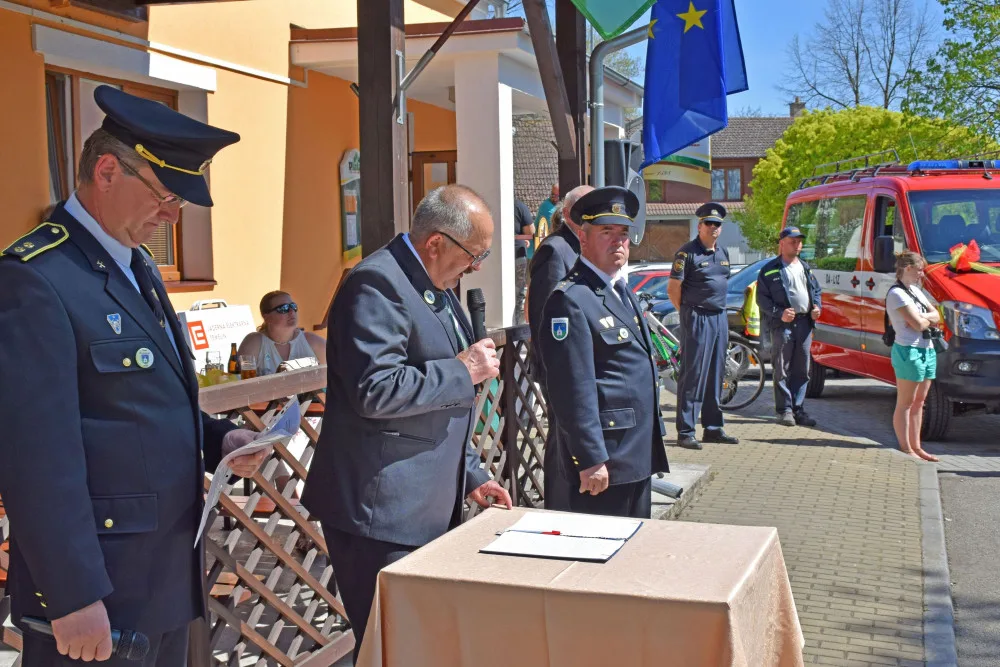 Hasiči z Mydlovar na Českobudějovicku uvedli v sobotu 21. dubna slavnostně do „služby“ své nové vozidlo pro přepravu osob.