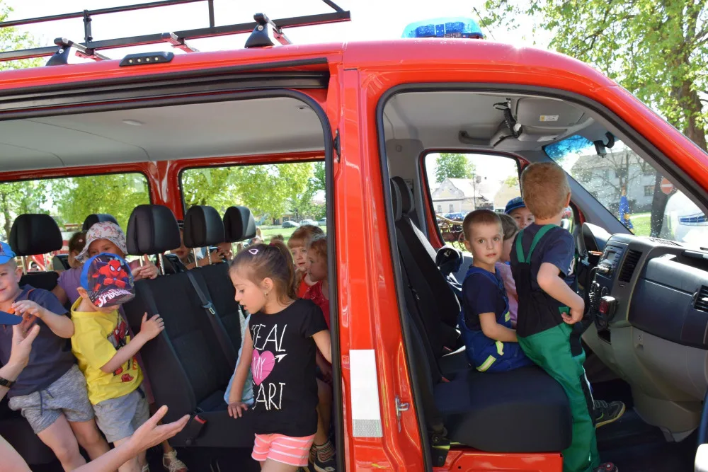 Hasiči z Mydlovar na Českobudějovicku uvedli v sobotu 21. dubna slavnostně do „služby“ své nové vozidlo pro přepravu osob.
