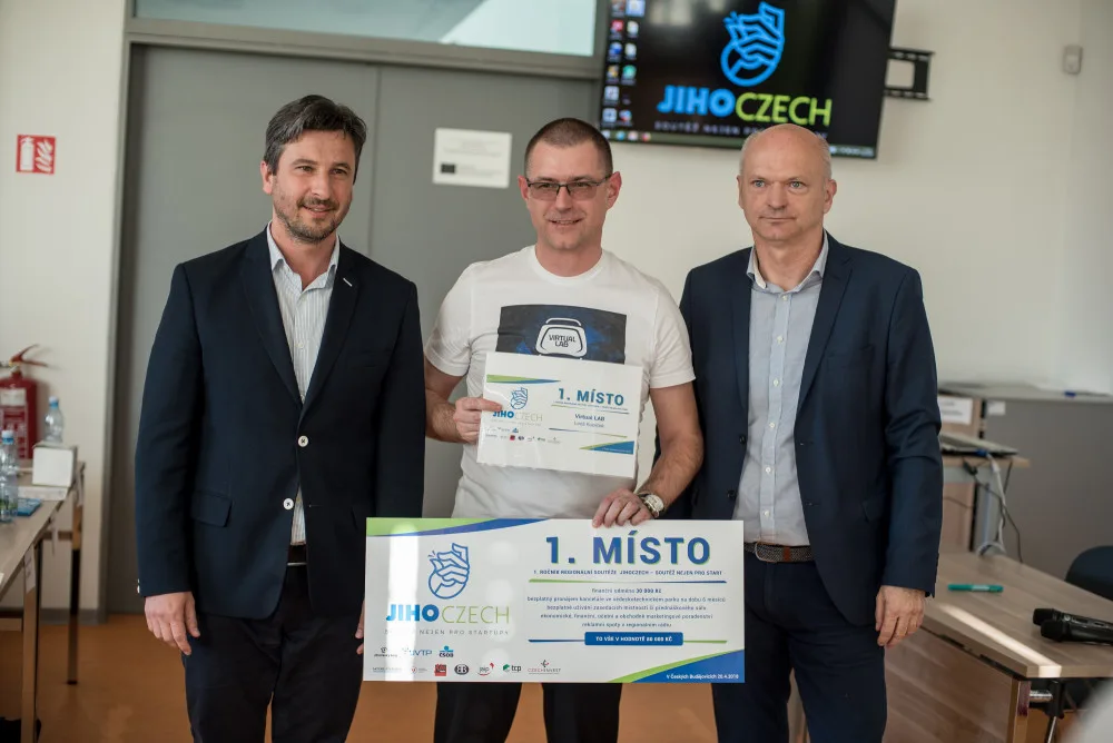 Na snímku zleva 1. náměstek hejtmanky Josef Knot, vítěz soutěže Leoš Kubíček z firmy BCF a ředitel JVTP František Mlčák.