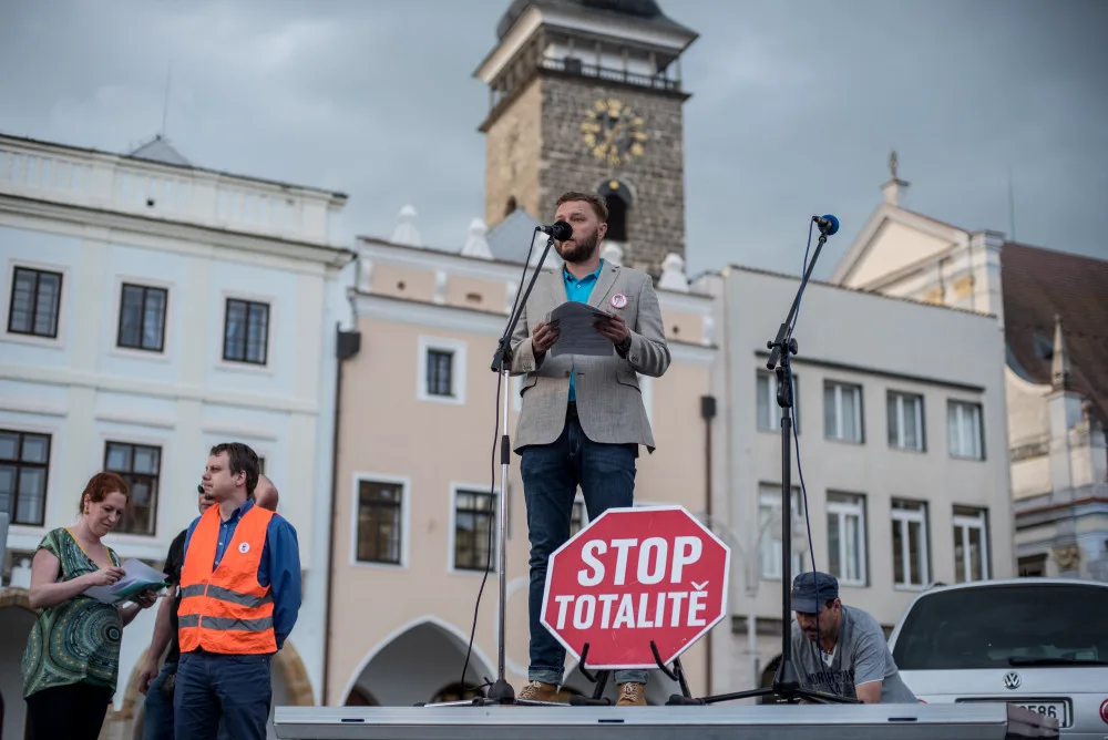 V Budějcích se opět demonstrovalo. Nyní proti plíživé totalitě ANO a Andreji Babišovi.