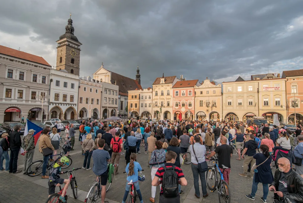 V Budějcích se opět demonstrovalo. Nyní proti plíživé totalitě ANO a Andreji Babišovi.