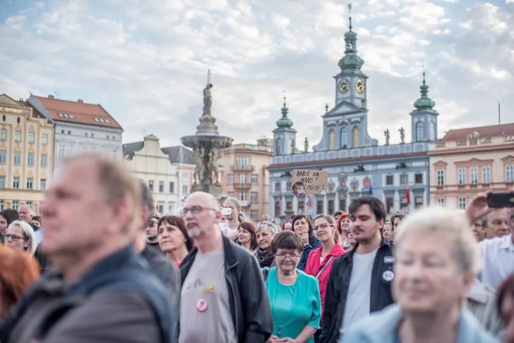 V Budějcích se opět demonstrovalo. Nyní proti plíživé totalitě ANO a Andreji Babišovi.