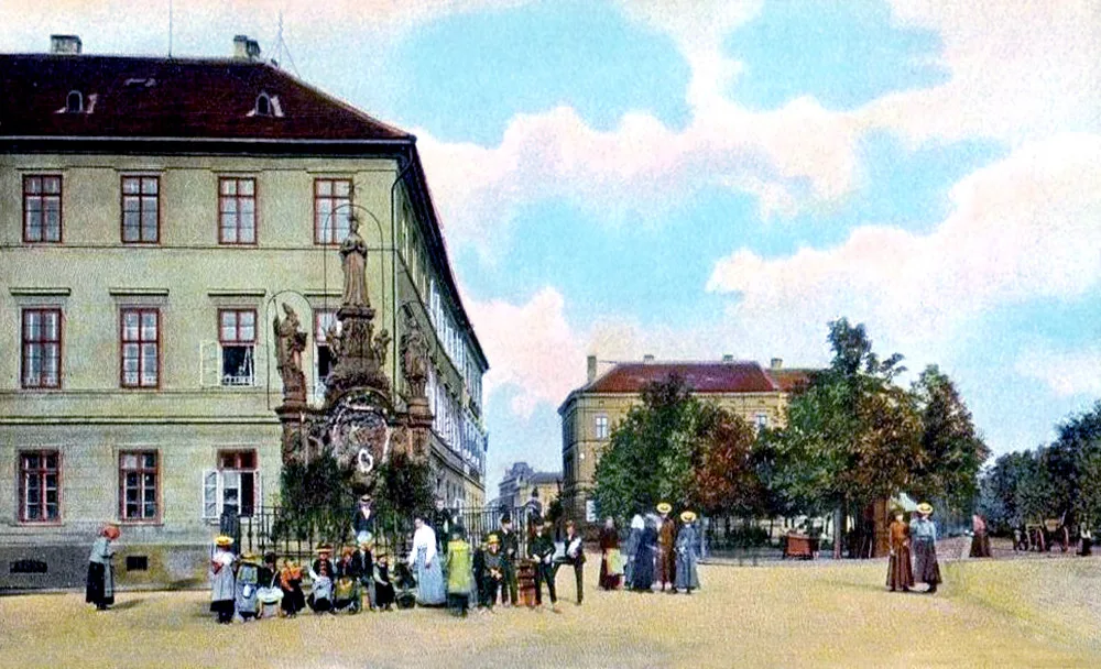 Sousoší P. Marie na Mariánském náměstí po roce 1900.