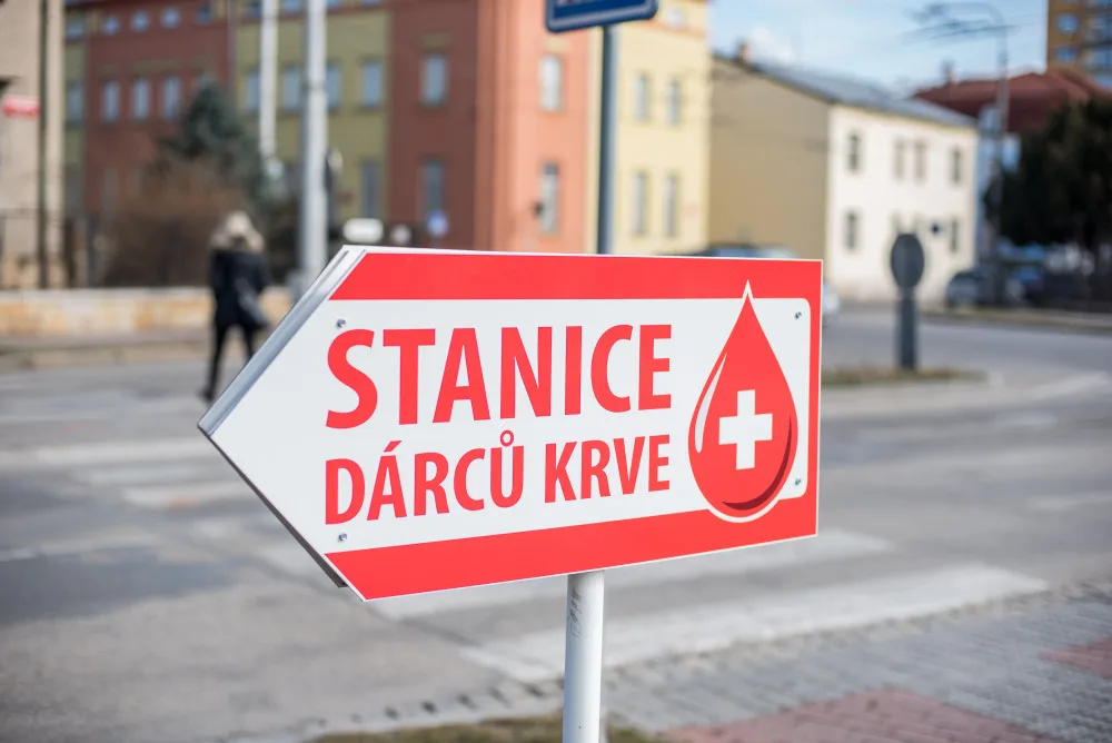 Kam darovat krev jasně ukazuje směrová tabule před budějckým špitálem.