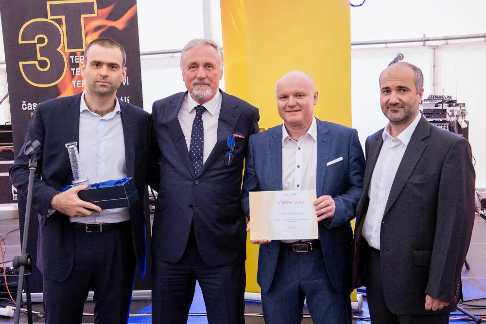 Křišťálový komín za nejlepší projekt v teplárenství roku 2017 převzali z rukou Mirka Topolánka, předsedy výkonné rady Teplárenského sdružení České republiky, představitelé českobudějovické teplárny Václav Král, Tomáš Kollarczyk a Martin Žahourek.