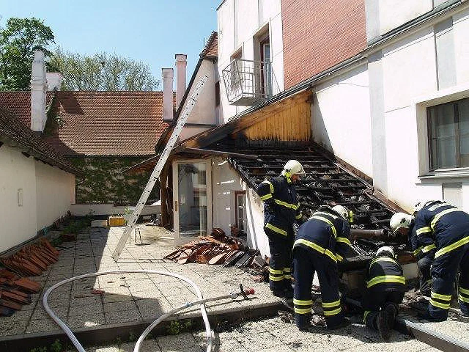 Hasiči vyjížděli do Třeboně k hořící střeše.
