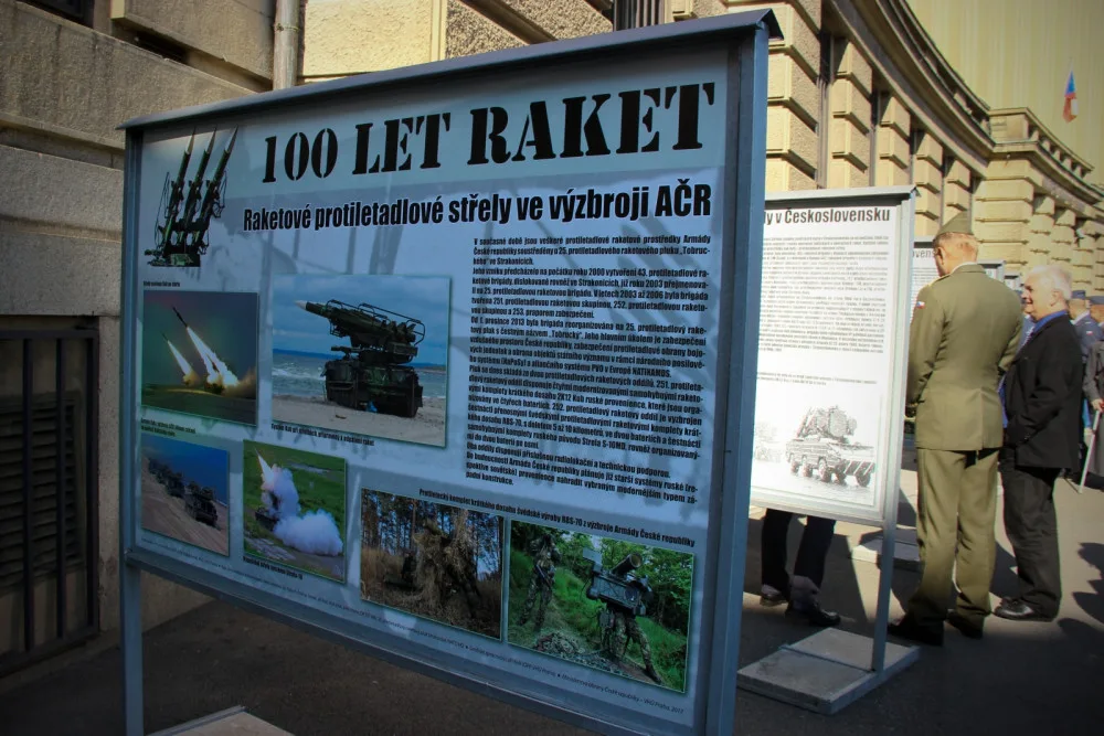 Jeden z panelů výstavy je věnován strakonickému 25. protiletadlovému raketovému pluku.