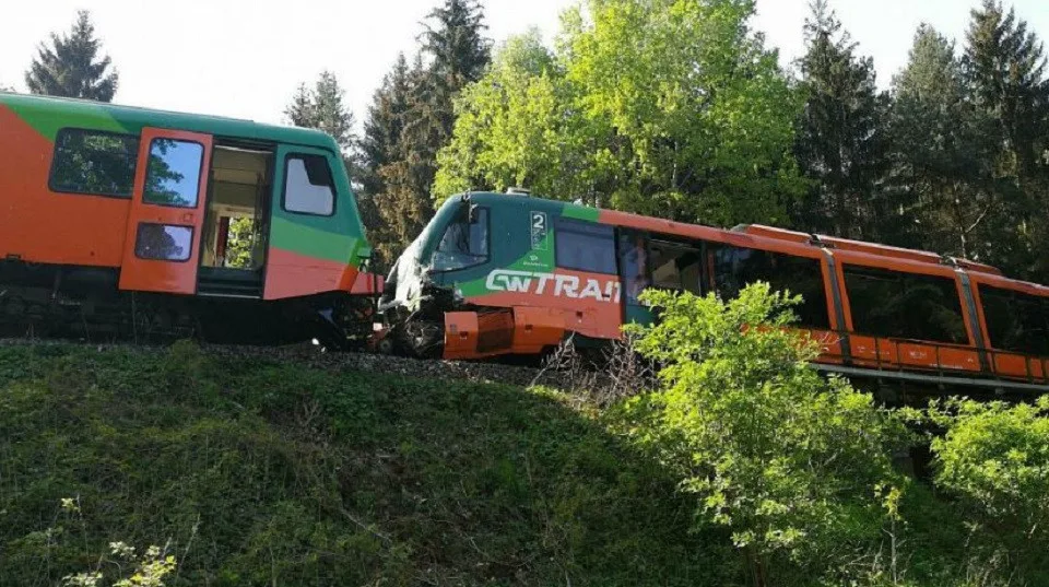 Mezi železničními stanicemi Vrábče a Křemže, u Mříče na Českokrumlovsku, se ve čtvrtek 3. května, srazily dva osobní vlaky.