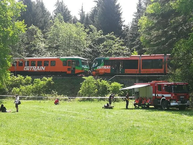 Mezi železničními stanicemi Vrábče a Křemže, u Mříče na Českokrumlovsku, se ve čtvrtek 3. května, srazily dva osobní vlaky.