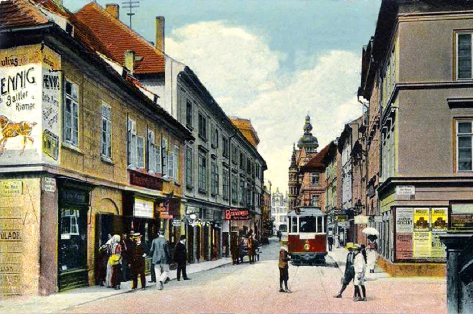 Divadelní ulice ve směru k náměstí, vlevo Velký pivovar.