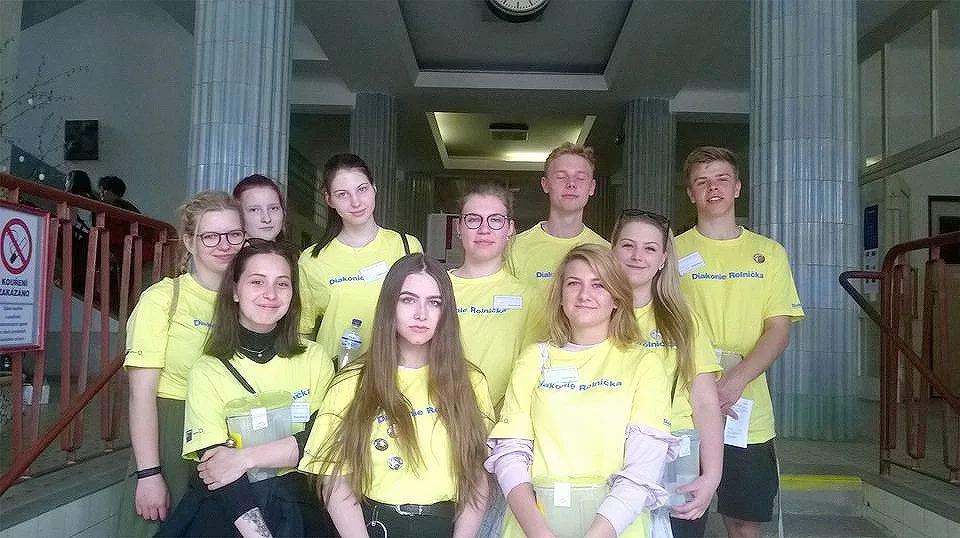 Také bechynští studenti oblékli žlutá trička a se zapečetěnými pokladničkami vybírali peníze pro Diakonii Rolnička.