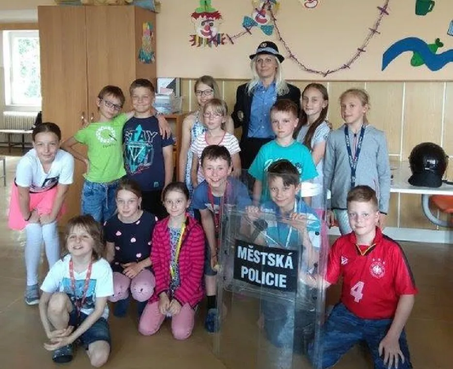 Budějčtí strážníci se žáky církevní základní školy besedovali o bezpečnosti silničního provozu.