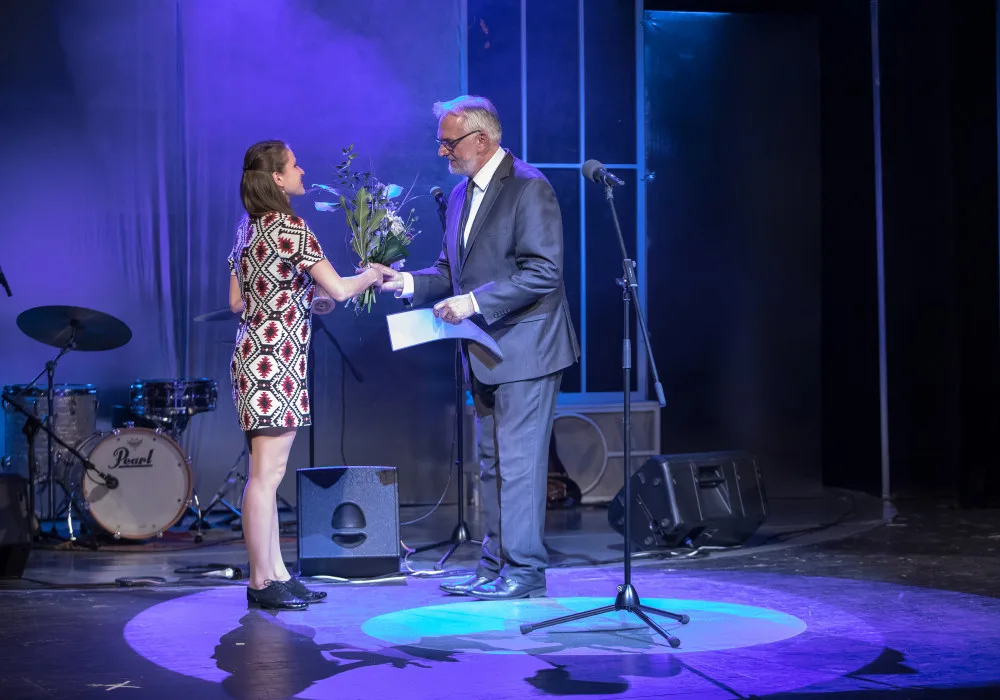 Barbora Coufalová přebírá svoji cenu za balet.