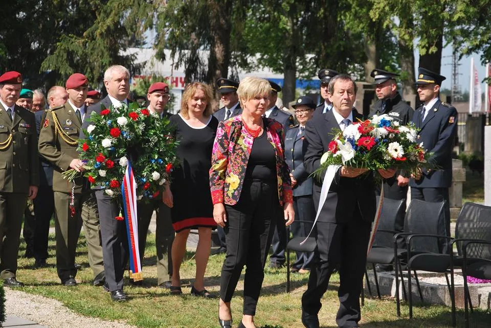 Památku padlých přijela 8. května uctít do Jindřichova Hradce hejtmanka Jihočeského kraje Ivana Stráská. Zdroj: Facebook Jihočeský kraj