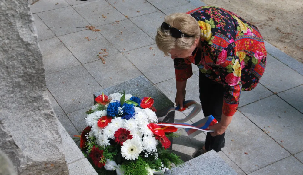 Památku padlých přijela 8. května uctít do Jindřichova Hradce hejtmanka Jihočeského kraje Ivana Stráská. Zdroj: Facebook Jihočeský kraj