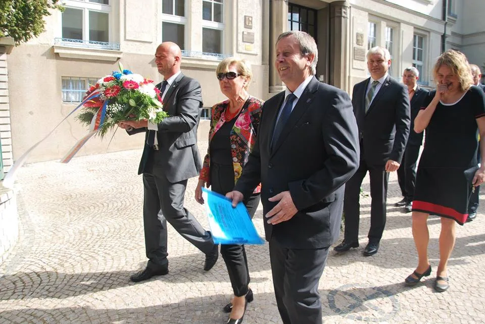Památku padlých přijela 8. května uctít do Jindřichova Hradce hejtmanka Jihočeského kraje Ivana Stráská. Facebook: Jihoeský kraj