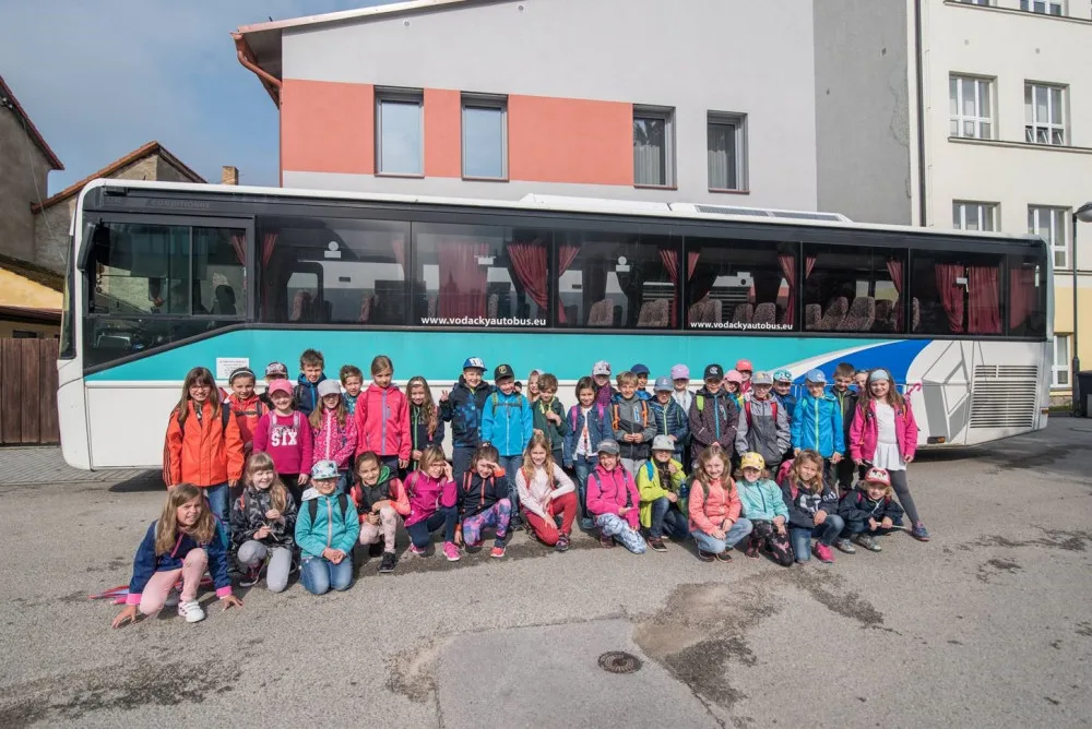 Děti přivezl autobus Renault.