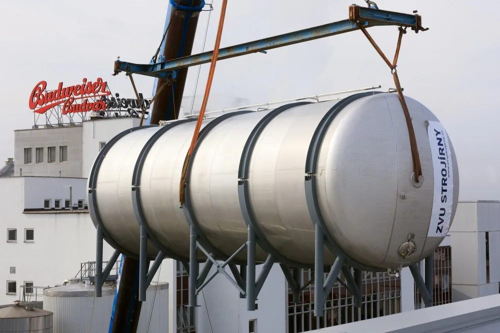 Budějovický Budvar začal s instalací prvních dvou nerezových ležáckých tanků do nového ležáckého sklepa, ve kterém bude celkem 34 tanků. Výrobní kapacity pro dozrávání piva se tím zvýší o dvacet procent. Práce potrvají do 24. května.