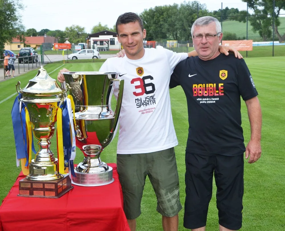 David Lafata se svým otcem na hřišti v Olešníku, kde v roce 2014 ukazoval vítězné poháry Sparty.