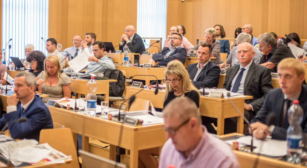 Budějčtí městští zastupitelé při veřejném zasedání v pondělí 14. května.