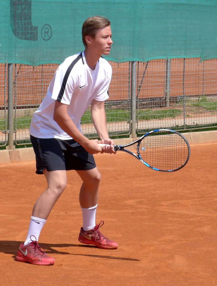 Čtyřiadvacet dívek a dvaatřicet chlapců z různých koutů jižních Čech přilákaly do Budějc na tenisové kurty LTC Tonstav - Service oblastní dorostenecké přebory.