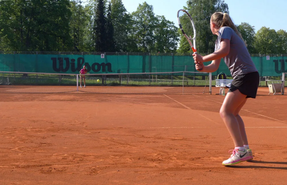 Čtyřiadvacet dívek a dvaatřicet chlapců z různých koutů jižních Čech přilákaly do Budějc na tenisové kurty LTC Tonstav - Service oblastní dorostenecké přebory.
