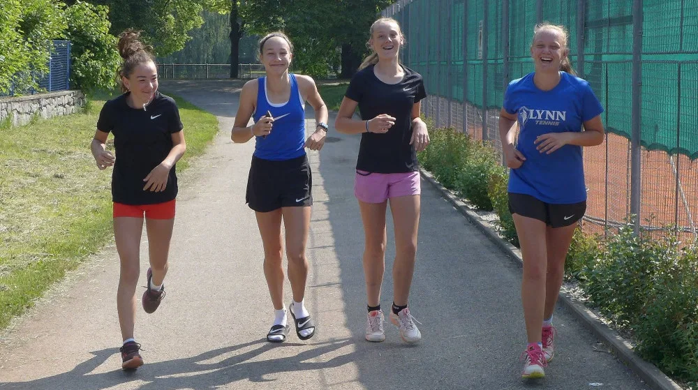Čtyřiadvacet dívek a dvaatřicet chlapců z různých koutů jižních Čech přilákaly do Budějc na tenisové kurty LTC Tonstav - Service oblastní dorostenecké přebory.