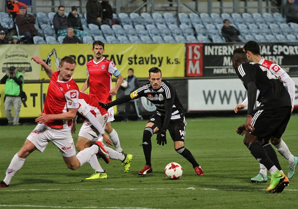 Fotbalisté Dynama podlehli svým hostitelům v Pardubicích 3:4.
