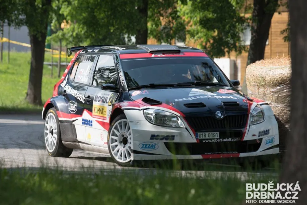 Rallye Český Krumlov v pátek 18. května a v sobotu 19. května omezí dopravu na některých silnicích, které budou na čas kvůli soutěži neprůjezdné.