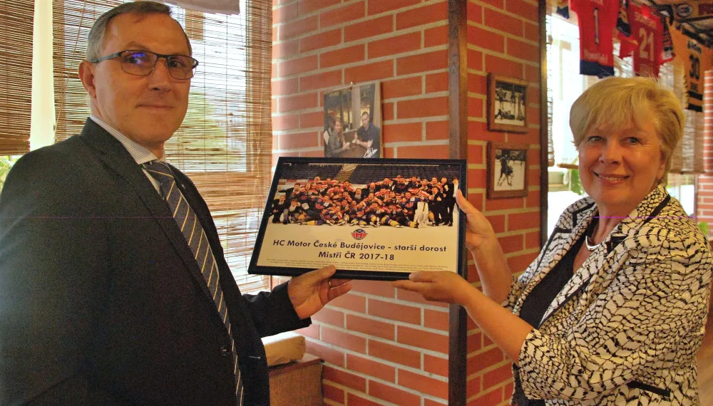 Hejtmanka se sešla s úspěšnými staršími dorostenci hokejového Motoru.