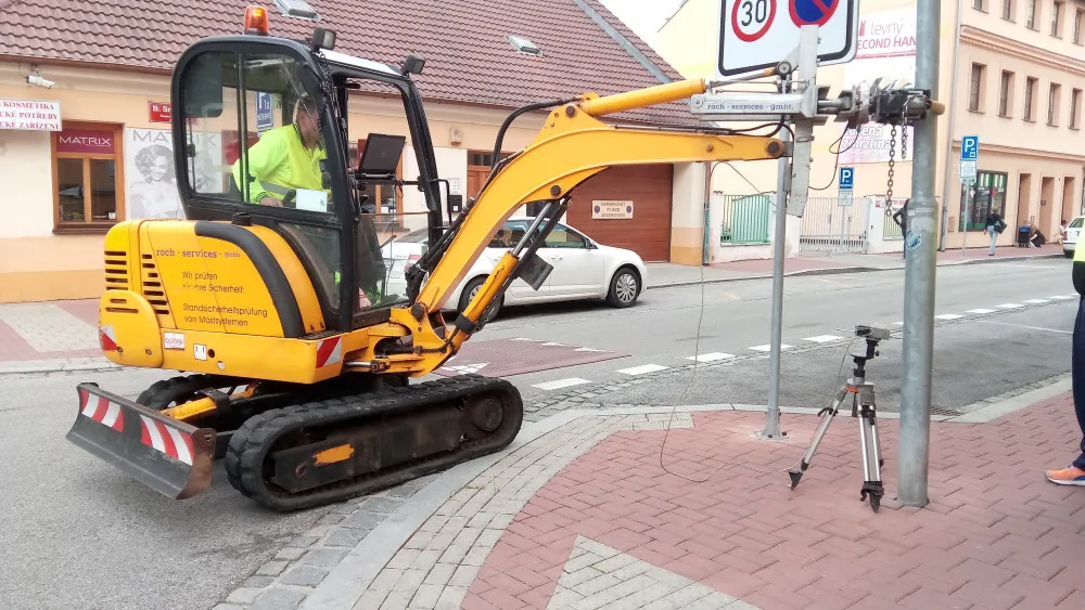 V těchto dnech byla opět provedena specializovanou firmou tzv. Rochova zkouška pevnosti a stability stožárů veřejného osvětlení.