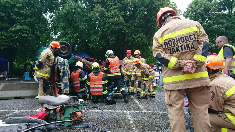 Jihočeští hasiči soutěžili ve vyprošťování zraněných osob z havarovaných vozidel.