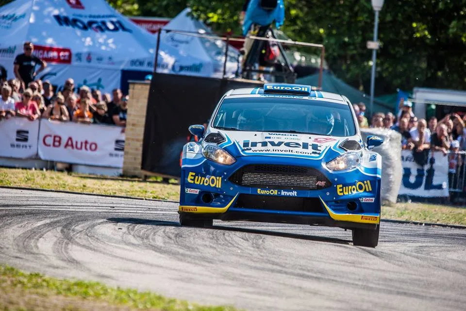 Václav Pech je po první etapě krumlovské rallye druhý.
