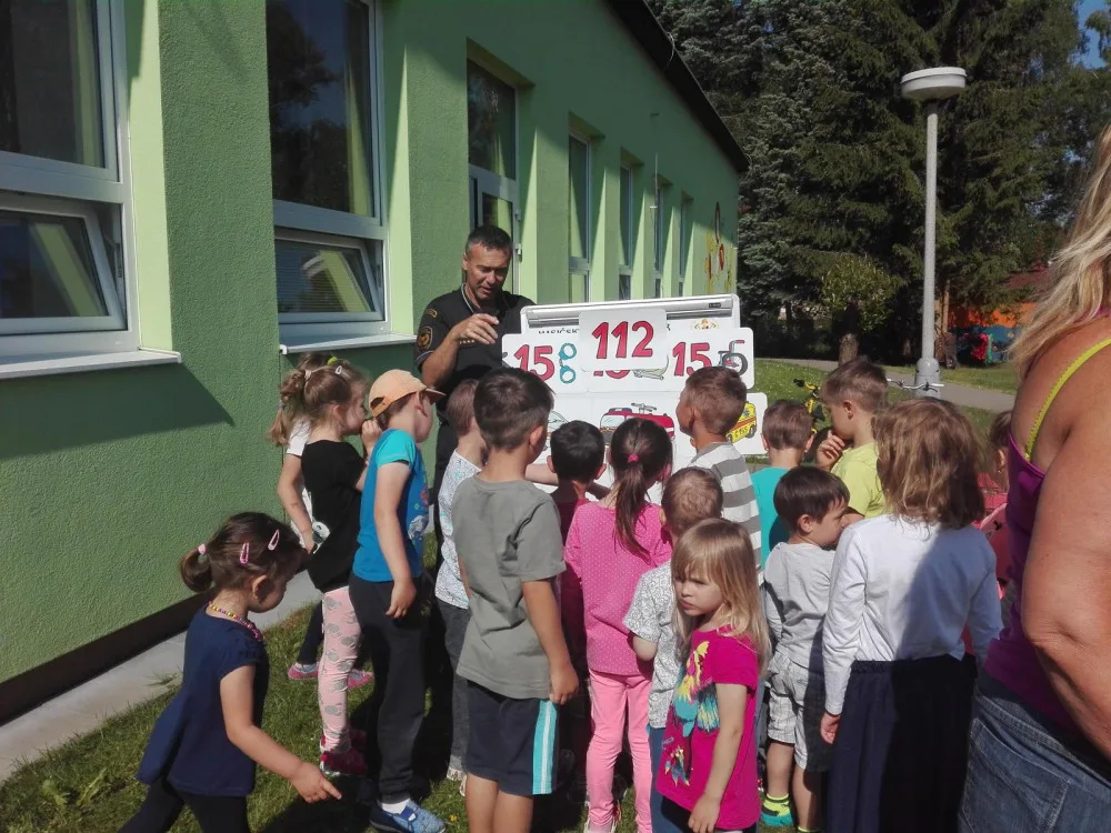 Děti z mateřské školky v Jindřichově Hradci si nacvičili evakuaci