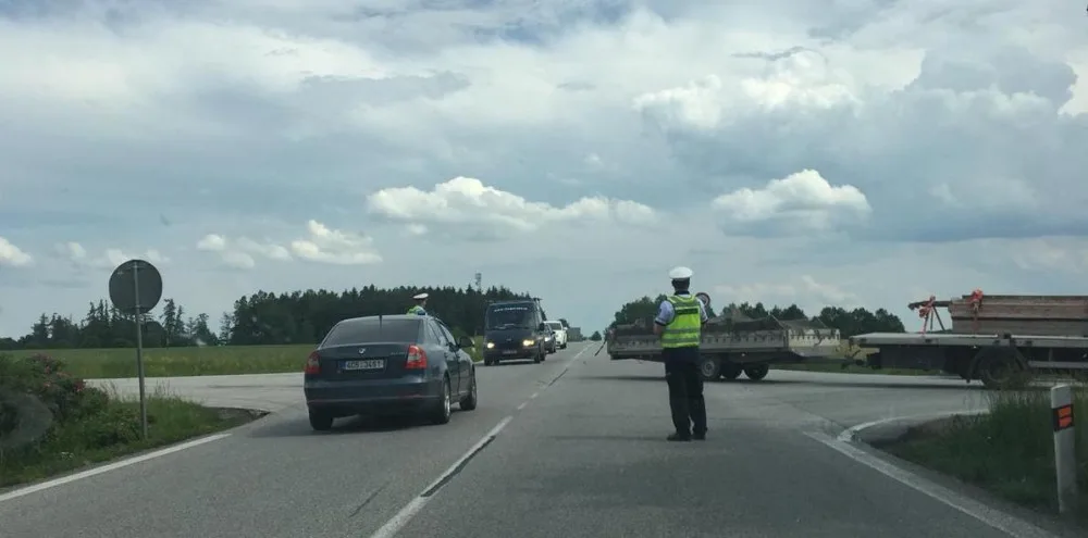 Policisté museli silnici, na které se nehoda stala, uzavřít a odklánět auta jiným směrem.