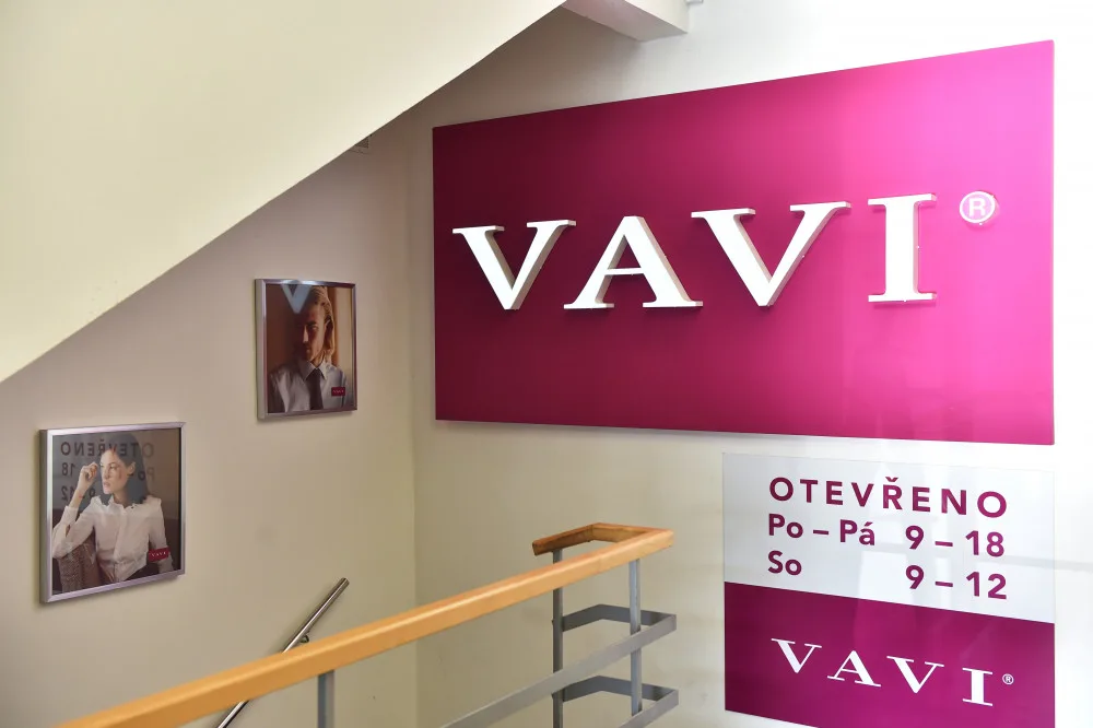 Vavi má na budějckém náměstí prodejnu s košilemi. Prostor tohoto obchodu prošel výjimečnou rekonstrukcí a od 1. června bude k dispozici novým nájemníkům. Prodejna s košilemi se totiž kompletně stěhuje na internet.