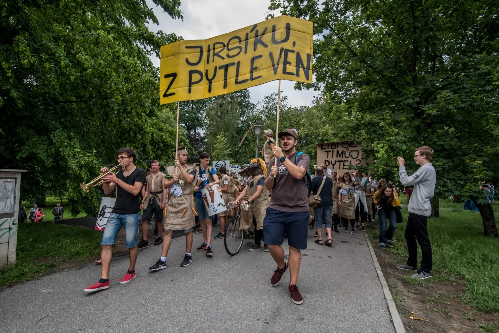 Pětidenní studentský festival Budějovický Majáles je u konce. Pomyslnou třešničkou za nabitým programem byla volba krále. Tím se nakonec stal zástupce Gymnázia J. V. Jirsíka Martin Picek.