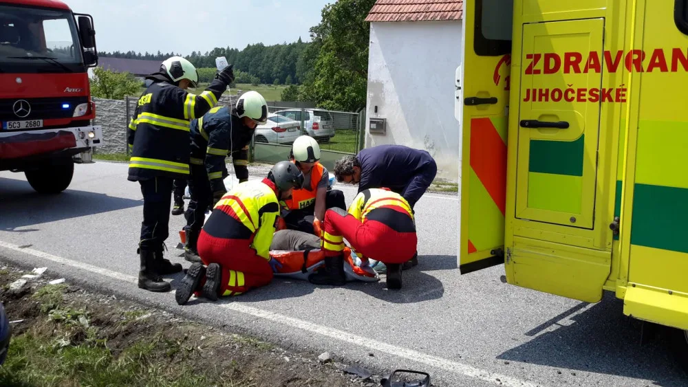 U Trhových Svinů v úterý 29. května zemřela při střetu dvou  osobních aut jedenaosmdesátiletá spolujezdkyně.